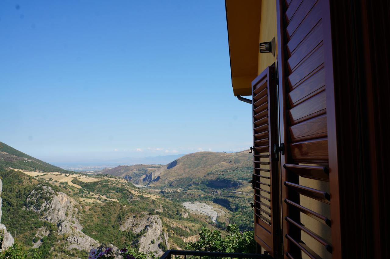 B&B Lo Sparviero Civita Exterior photo